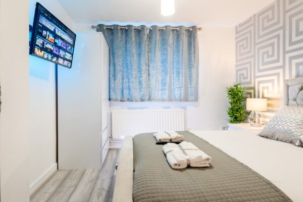 Grey Luxury City Centre Apartment in Birmingham City Centre - 25