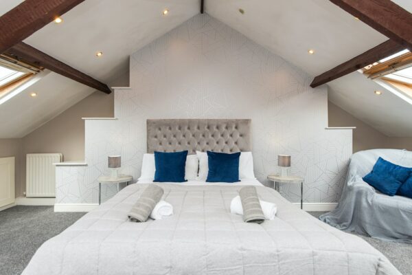 Luxurious Large 3 Bedroom House in Newcastle - 81