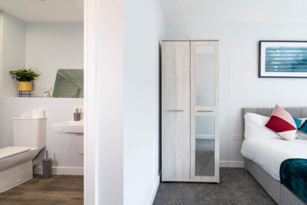 NEW BUILD ★ Snug Modern 2 Bed Apartment With Juliet Balcony - 6