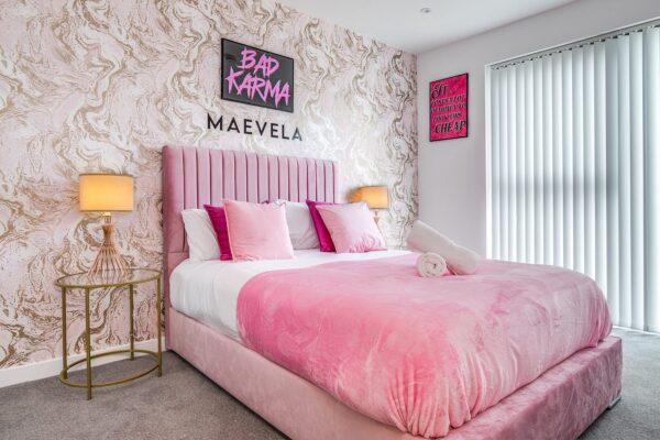Pink Apartment Birmingham - MAEVELA® 4