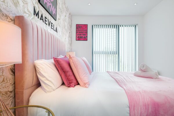 Pink Apartment Birmingham - MAEVELA® 8