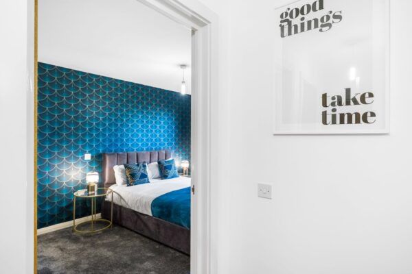 MAEVELA - O2 Academy City Centre 2 Bed Apt - City Centre w-Juliet Balcony - FREE PARKING - With 55 Inch Smart TV, FREE NETFLIX & WIFI - Birmingham City Centre - 10
