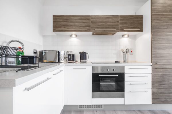 MAEVELA - O2 Academy City Centre 2 Bed Apt - City Centre w-Juliet Balcony - FREE PARKING - With 55 Inch Smart TV, FREE NETFLIX & WIFI - Birmingham City Centre - 18