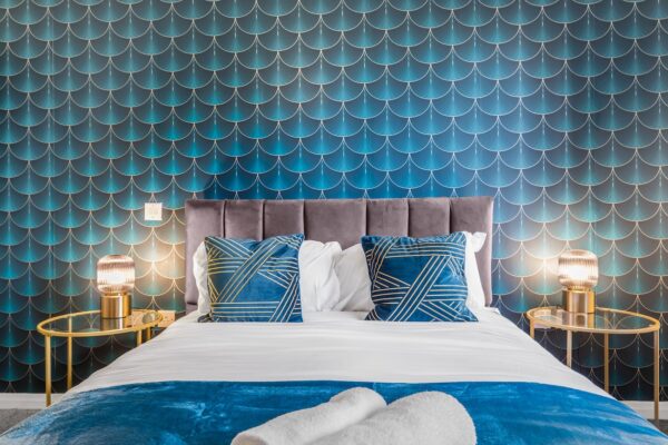 MAEVELA - O2 Academy City Centre 2 Bed Apt - City Centre w-Juliet Balcony - FREE PARKING - With 55 Inch Smart TV, FREE NETFLIX & WIFI - Birmingham City Centre - 2