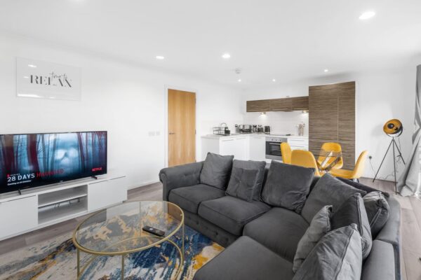 MAEVELA - O2 Academy City Centre 2 Bed Apt - City Centre w-Juliet Balcony - FREE PARKING - With 55 Inch Smart TV, FREE NETFLIX & WIFI - Birmingham City Centre - 24