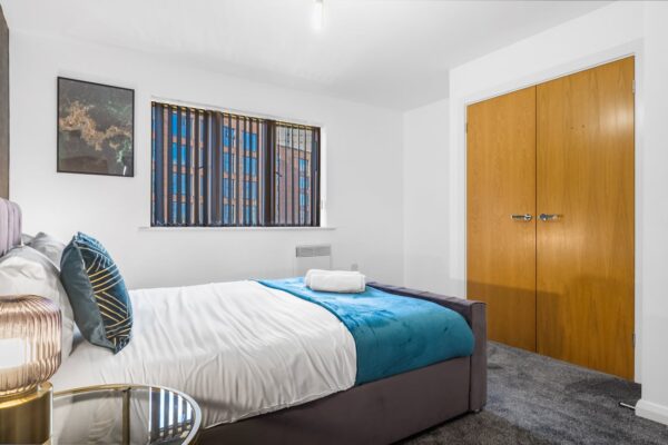 MAEVELA - O2 Academy City Centre 2 Bed Apt - City Centre w-Juliet Balcony - FREE PARKING - With 55 Inch Smart TV, FREE NETFLIX & WIFI - Birmingham City Centre - 3