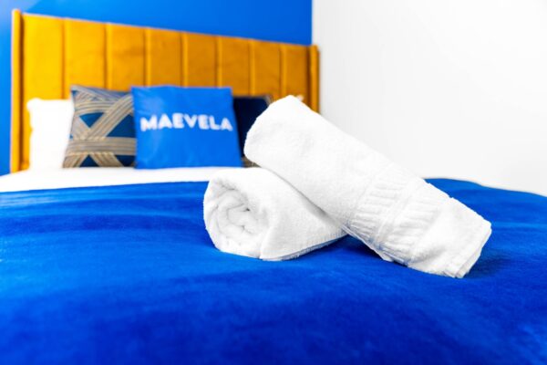 MAEVELA - Manchester Stylish 2 Bed House - Sleeps 9 - Salford - Parking - 65